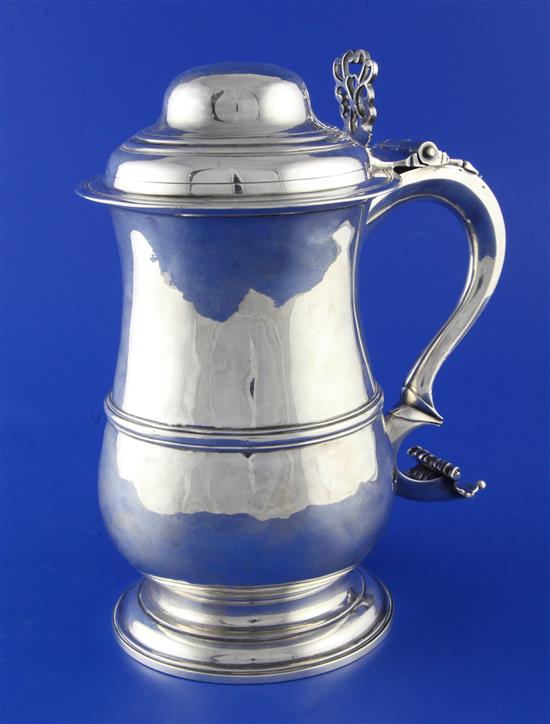 A George III silver ale tankard with domed cover, 28 oz.